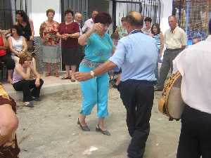 Una pareja en pleno baile 