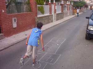 Un nio juega al test en la calle 