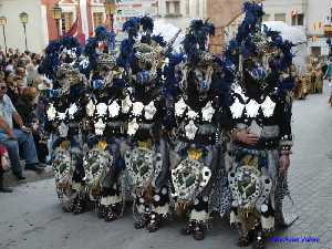 Mesnada desfilando [Abanilla_Fiestas de la Santsima Cruz y Moros y Cristianos] 