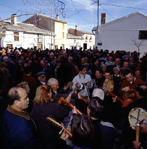 Aglomeracin de gente ante el espectculo [Caravaca_Fiesta Cuadrillas]