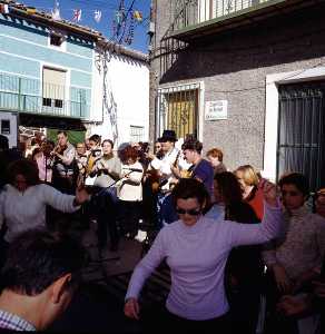 Gente bailando al son de las cuadrillas 