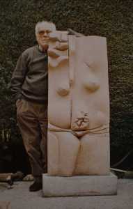 Carrilero junto a una de sus esculturas 