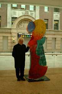 Gabarrn junto a su escultura de El Quijote en Nueva York