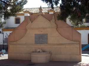 Vista de la fuente detrs de la ermita 