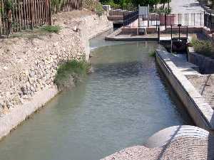 Vista en Detalle de la Acequia [La noria grande de Abarn]