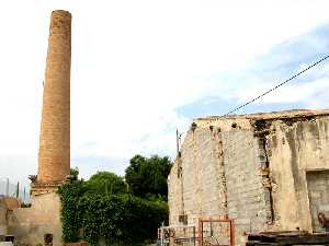 Chimenea con la Fbrica 