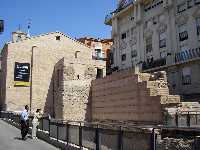 La Iglesia y la Muralla Árabe 