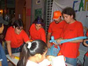  Jvenes realizando figuras con globos 