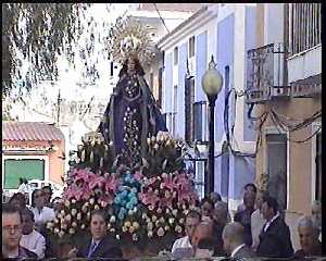 La Virgen avanza hacia la Iglesia 