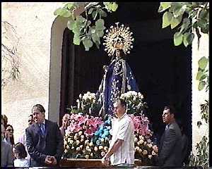 La virgen es llevada en procesin 