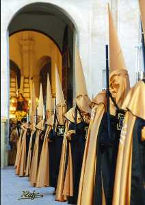 Nazarenos saliendo de la Iglesia para emprender la procesin 