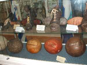 Botas y balones de diversas épocas [Águilas_Museo Fútbol]