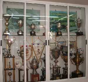 Vitrina con trofeos del club aguileño 