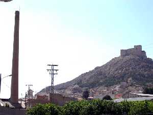 Vista de Chimenea y Castillo[Chimenea Antigua Fbrica Conservera de la Puebla de Mula]