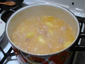 Al mondongo y garbanzos se añaden las patatas 