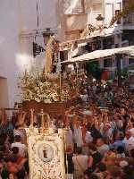 Cofrada de pescadores llevando a la Virgen