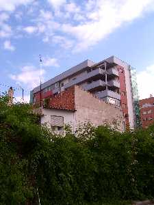 Contraste casa huerta con nueva construccin en Avda. Abenarabi