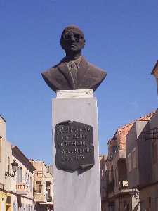 Busto en bronce del Doctor Ayala