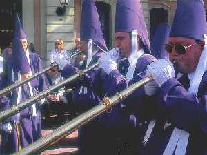 Cofrades de Jess tocando los tradicionales carros bocina en la maana de Viernes Santo