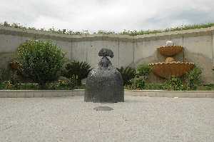 Estatua Reina Mariana - Manolo Valdes 1