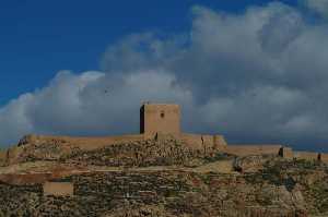 Vista lejana del Castillo de Lorca