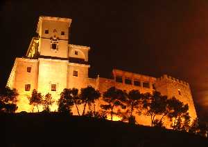 Parte trasera del Santuario en la noche.