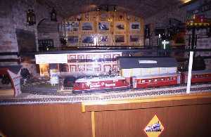 Maqueta de locomotora y estación 