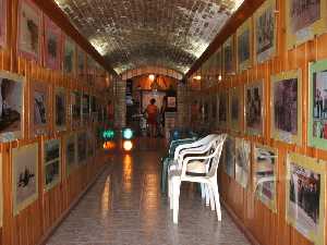 Pasillo de entrada con fotografas de poca [guilas_Museo Ferrocarril]