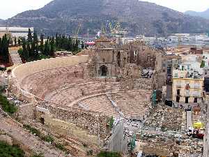 Teatro Romano y Catedral Santa Mara la Vieja.