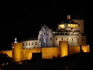 Vista nocturna del Santuario de Caravaca