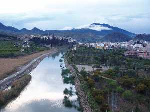 Ro Segura y parque Las Cuevas con Blanca de fondo