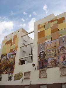 Pintura decorativa en edificio por pintor de blanca