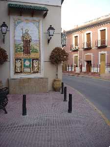 Avenida principal,placa en honor al patrono Santiago Apostol