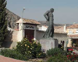 Plaza de Toros - Estatua Pep�n Liria