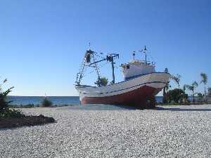 con un barco top.