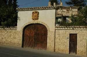 Casn con Escudo Nobiliario en la entrada de Blanca