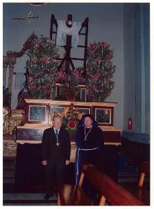 Cofrades ante el Trono del Nazareno 