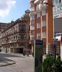 Vista de Lejos de la Fachada 