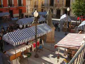 Mercado artesanal de Mula. Monumento al tamborista