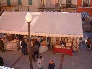 Mercado artesanal de Mula. Puesto de jarapas y dulces artesanos