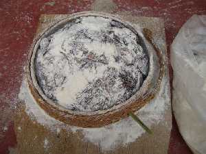 Torta enharinada y con la pleita de esparto