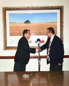 Donacin de una obra al Ayuntamiento de Jumilla. 2003. Con Francisco Abelln Martnez.