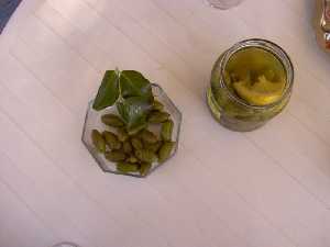 Las hojas de algarrobo se emplean para evitar el ablandamiento de las olivas