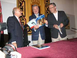 El presidente de la Asociacin muestra el Anuario a los miembros del ejecutivo murciano
