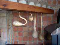 Calabazas de adorno en una cocina