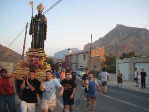 Jovenes portan a hombros a San Agustn 