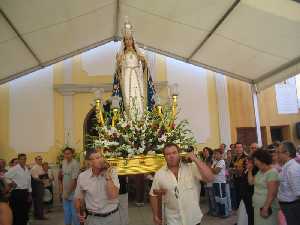 Sta. M de la Cabeza sale de la Iglesia de Ojs [Ojs_Fiestas San Agustn y Santa Mara]