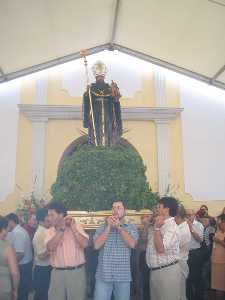San Agustn recibe una ofrenda de cohetes [Ojs_Fiestas San Agustn y Santa Mara]