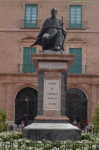 Estatua del Cardenal Belluga, en el Palacio Episcopal