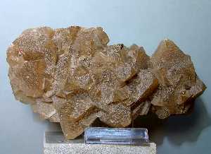 Cristales romboédricos de calcita originados por la combinación de dos romboedros. Mina Herculano, Atamaría (Cartagena) [Minerales]